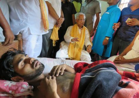আহত শুভংকৰৰ কাষত প্ৰাক্তন মুখ্যমন্ত্ৰী তৰুণ গগৈ, ফটোঃ ধনঞ্জয় নাথ