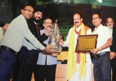 ভেংকায়া নাইডুৰ পৰা বঁটা গ্ৰহণৰ মুহূৰ্তত নগাঁৱৰ উপায়ুক্ত