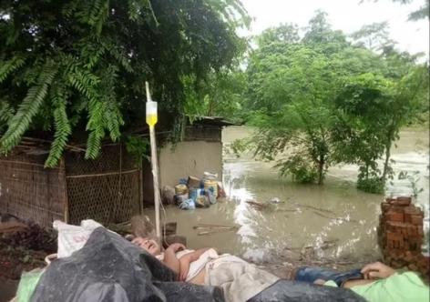 তলতো পানী, ওপৰতো পানী, এনেকৈয়ে চলিছে বানাক্ৰান্তৰ চিকিৎসা, নগাঁৱত দেওবাৰে