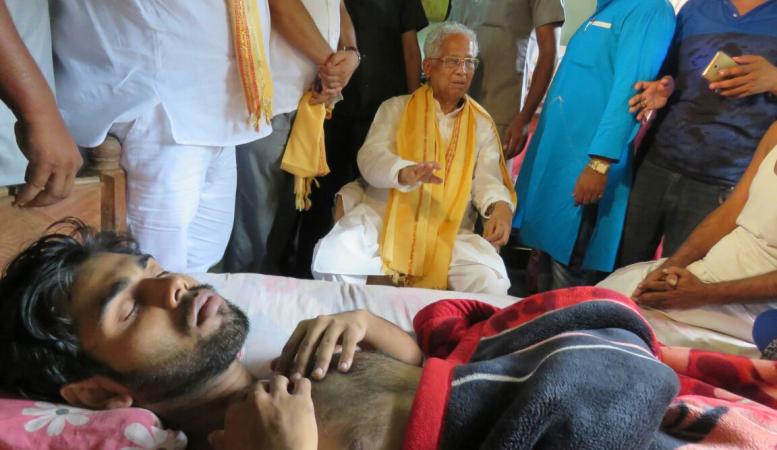 আহত শুভংকৰৰ কাষত প্ৰাক্তন মুখ্যমন্ত্ৰী তৰুণ গগৈ, ফটোঃ ধনঞ্জয় নাথ আহত শুভংকৰৰ কাষত প্ৰাক্তন মুখ্যমন্ত্ৰী তৰুণ গগৈ, ফটোঃ ধনঞ্জয় নাথ