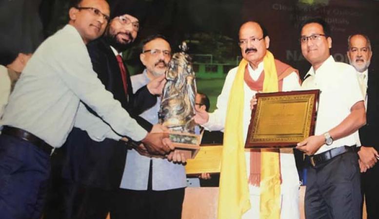 ভেংকায়া নাইডুৰ পৰা বঁটা গ্ৰহণৰ মুহূৰ্তত নগাঁৱৰ উপায়ুক্ত ভেংকায়া নাইডুৰ পৰা বঁটা গ্ৰহণৰ মুহূৰ্তত নগাঁৱৰ উপায়ুক্ত